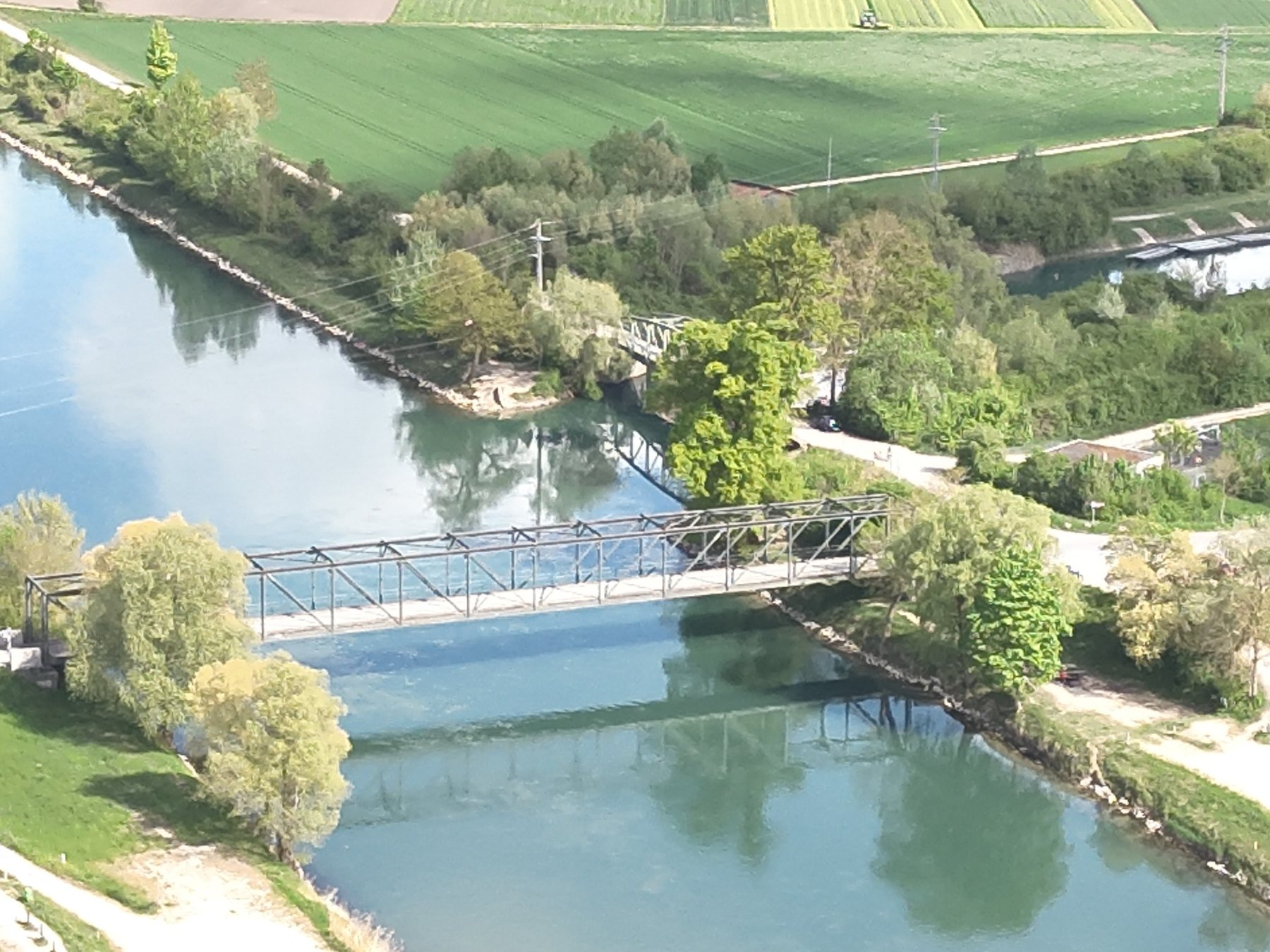 Luftaufnahme von Fluss und Brücke