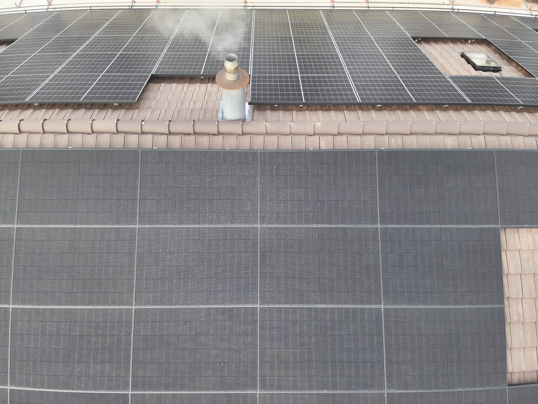 Photovoltaikanlage auf einem Dach aus der Drohnenperspektive